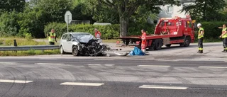 Personbil totalförstörd efter krock med tankbil