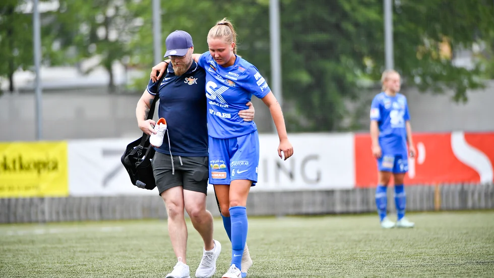 Elin Petterson fick halta av planen när SSK mötte Bollstanäs. 