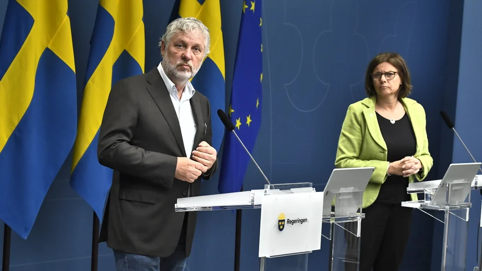 MINISTRAR. Biståndsminister Peter Eriksson och vice statsminister Isabella Lövin (båda MP) på en presskonferens i maj månad i år. 