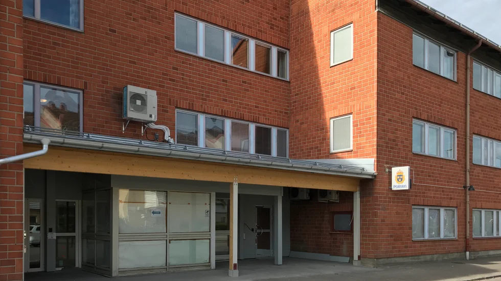 En man blev slagen blodig och rånad utanför polisstationen i Katrineholm under natten till söndagen.