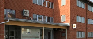 Man slogs blodig utanför polisstation – fyra greps
