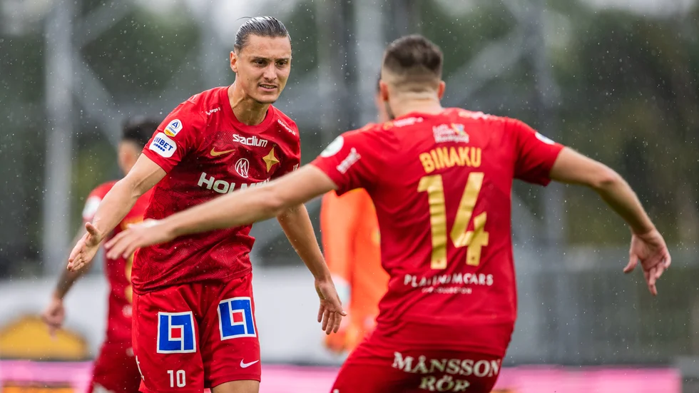 Jonathan Levi och Egzon Binaku firar 2-2-kvitteringen.