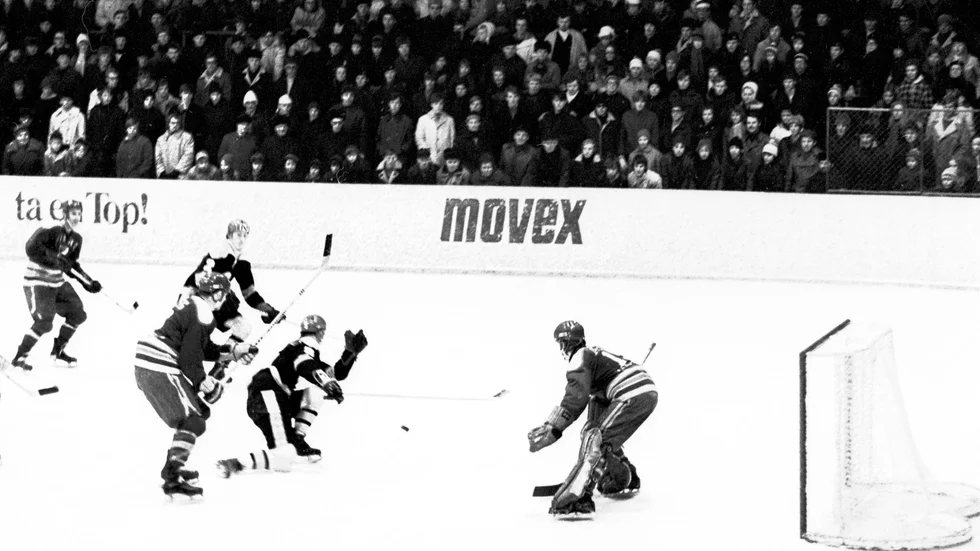 1969 spelade Börje Salming och Östen Määtta i Kiruna AIF:s tröja. Här syns Salming med nummer två i ett derby mot IFK Kiruna på klassiska Matojärvi.