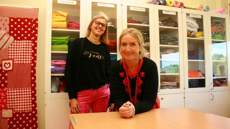 Att handen är viktig för hjärnans utveckling har många forskningsstudier kommit fram till. Karin Isaksson och Cattis Vassfjord ser hur elever utvecklas genom slöjden.