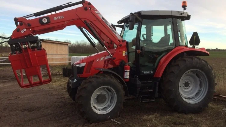 På onsdagsmorgonen, mitt under ett möte, försvann Stall Nyckelbys traktor från gården.
