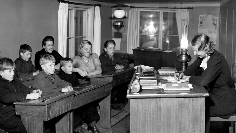 Fröken Kristina Nilsson, med sin klass i Höggarns folkskola, 1938.