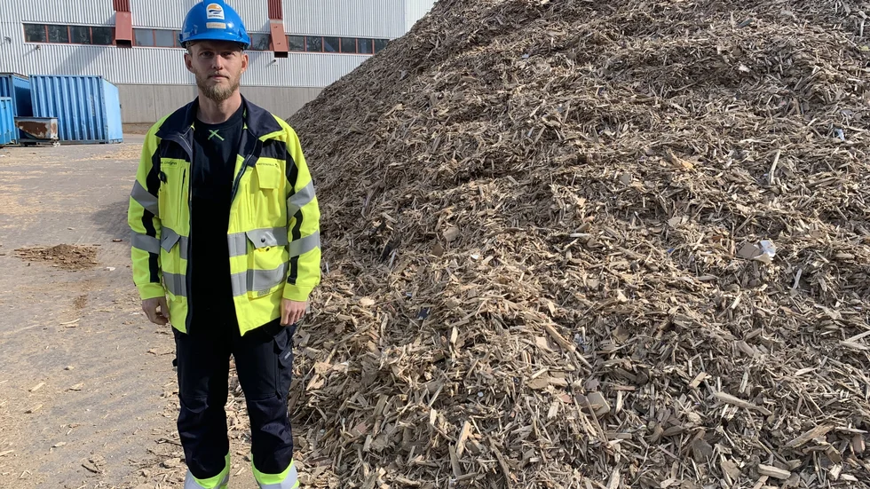 Mer än häften av det byggavfall som eldas importeras. Den här dagen är det dock ett lokalt företag som levererat.
"Det här kommer från byggen i Nyköping", säger Johan Lindgren, chef på värmeverk.