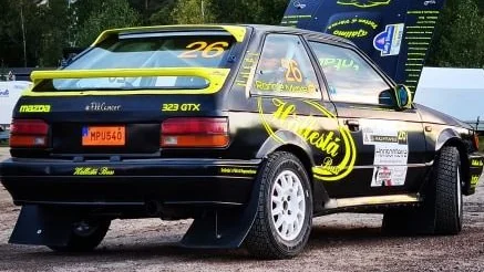 Mikael Hallqvist och Ronnie Maxe var och tävlade i Sandviken med sin Mazda 323 Turbo.
