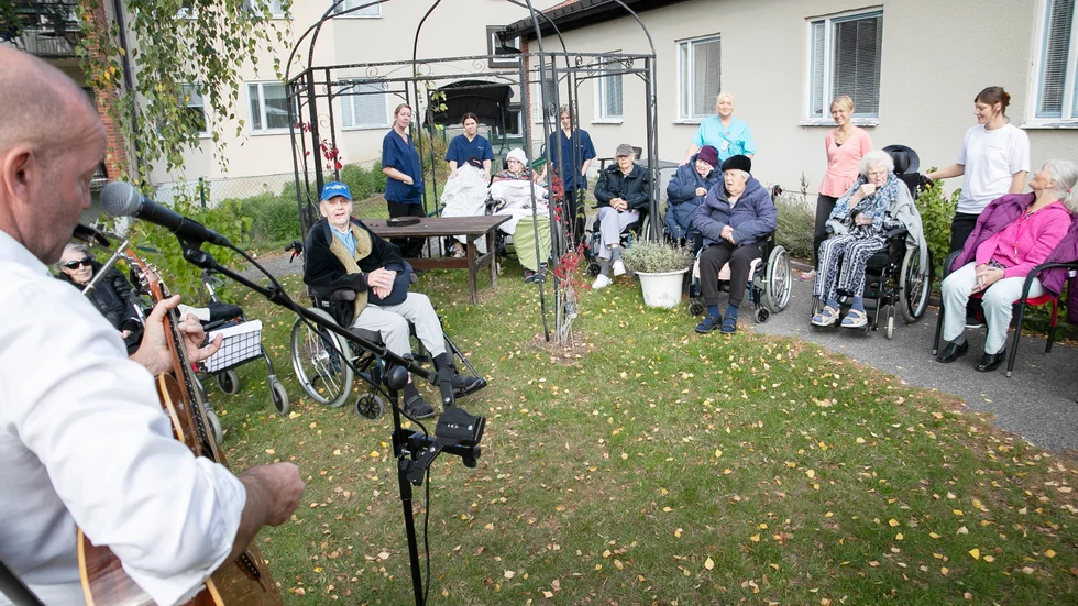 Martin Hansson uppträtt vid Rönnlidens äldreboende i Aspa.