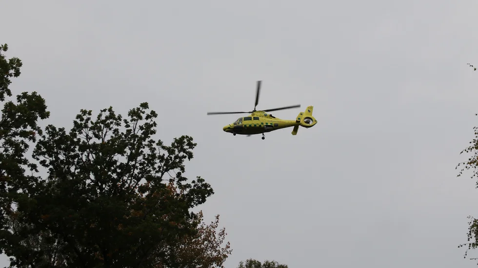Fyra ungdomar fördes till sjukvård efter singelolyckan. Förutom ambulanser kallades även en ambulanshelikopter in på söndagsmorgonen. (Arkivbild)