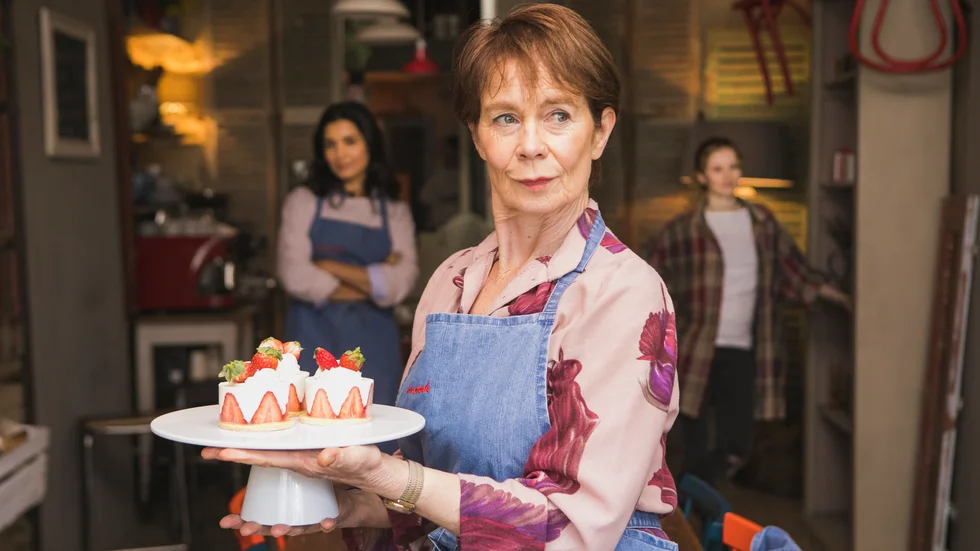 Mimi (Celia Imre) får hjälpa sin dotterdotter och sin dotters bästa vän att öppna bageri. Pressbild.