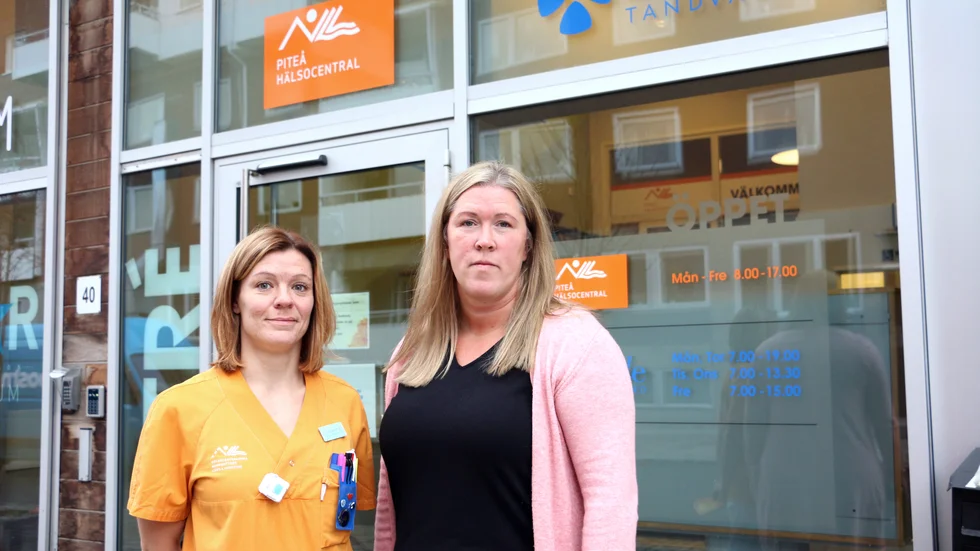 Johanna Burström och Christina Vikström på Piteå hälsocentral har fullt upp med att jobba ikapp den vård som fått stå tillbaka den senaste tiden på grund av pandemin.