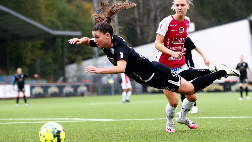 Pauline Hammarlund fick en flygtur, men också straffspark, när Göteborg slog Uppsala med 3–0.