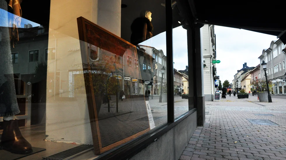Nu hänger Galleri Fiskhusets långa utställning längst Västra Storgatan. I år är det 20 skyltfönster som visar konstverk av lokala konstnärer.