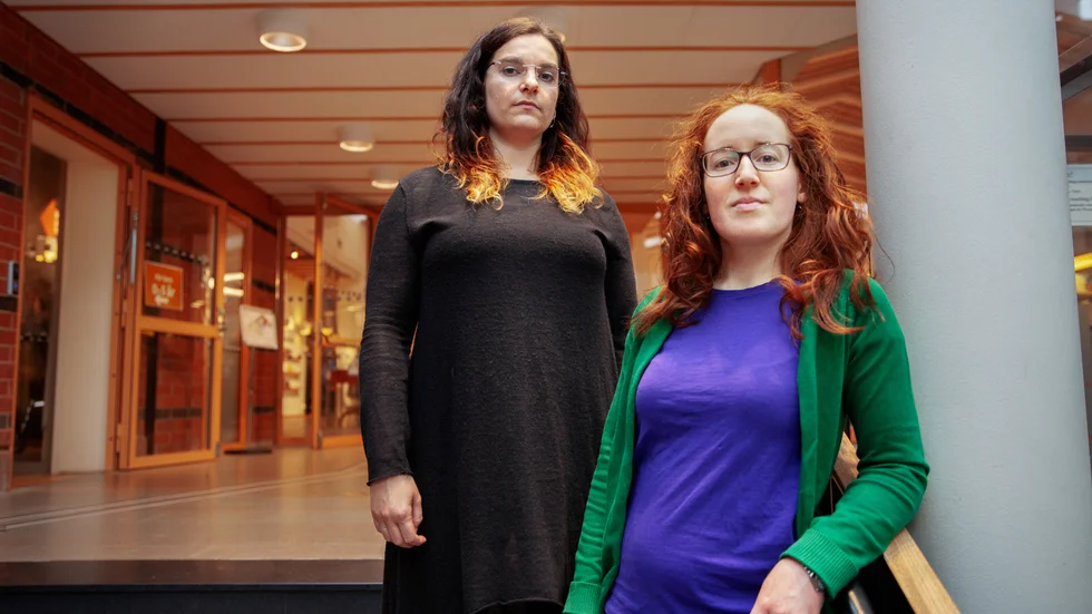 Saska Björck och Alva Ryrholm vittnar båda om ett stort mörker veckorna mellan ägglossning och mens. "Det är som att det blir punka på livet varje månad", säger Alva.