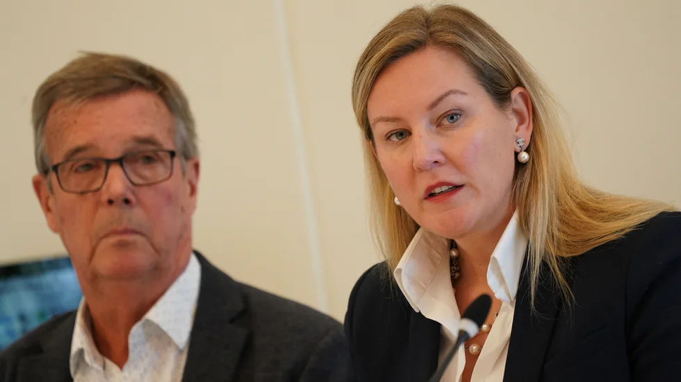 Kommunstyrelsens ordförande Cecilia Bladh in Zito (SD) (till höger) och förste vice ordförande Lars-Göran Ritmer (M) vid en presskonferens i kommunhuset i Hörby.
