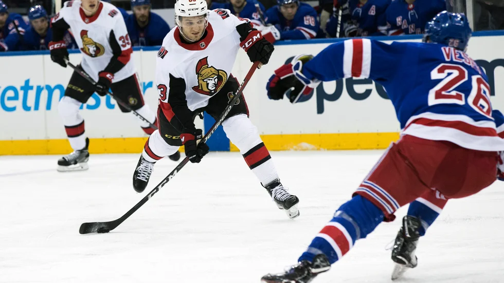 Christian Jaros vill inleda ishockeysäsongen i Europa, men tänker först lösa ett nytt kontrakt med Ottawa Senators i NHL. (Arkivbild)