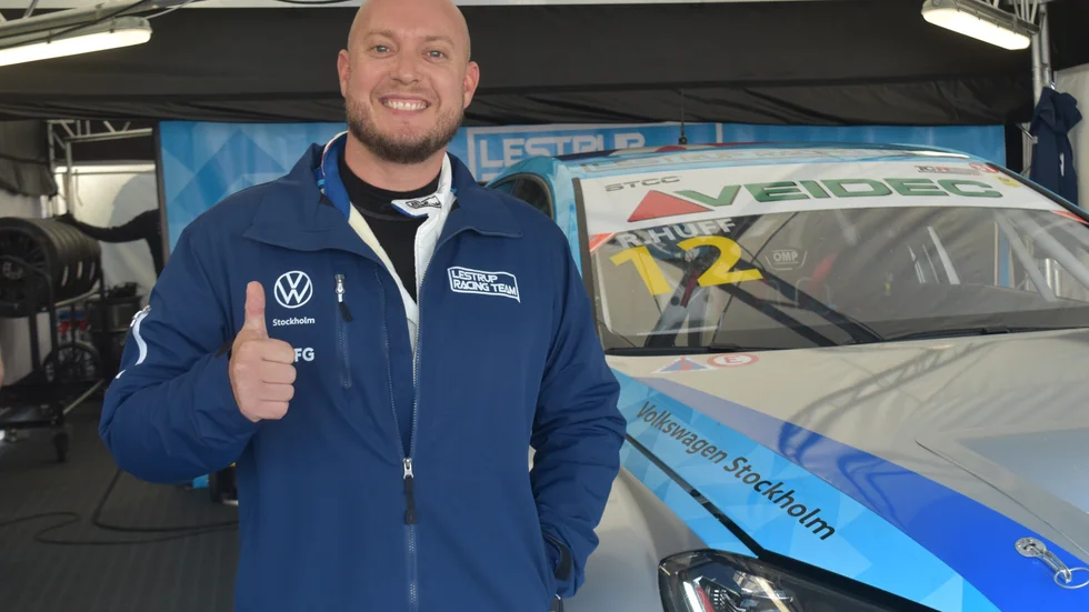 Rob Huff visade hög klass i första racet på Ring Knutstorp och vann överlägset. Robert Dahlgren slutade tvåa. Britten går nu upp i totalledning inför andra racet.