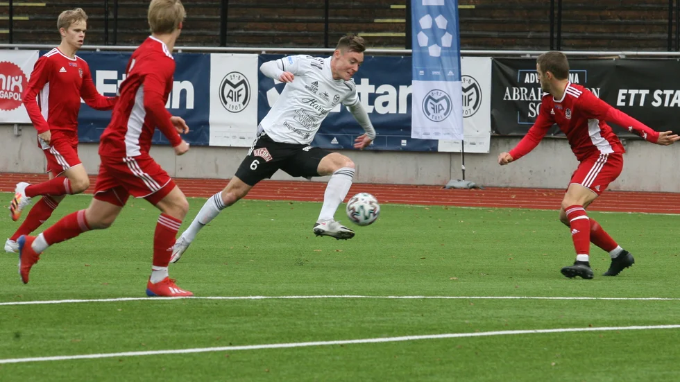 Motala AIF:s vänsterback Pontus Eriksson var på språng i första halvlek. Men Motala AIF missade de chanser som skapades och Lindome satte sina. Nu ser det allt svårare ut för Maif i bottenstriden.
