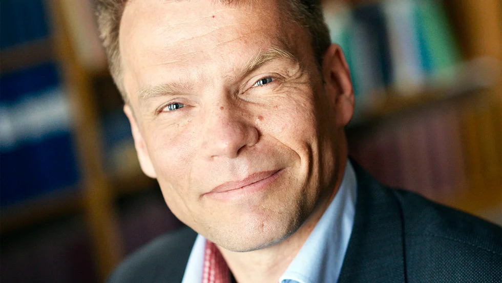 Peter Olofsson från advokatbyrån Kaiding är ordförande i juryn får priset Årets guldkorn.