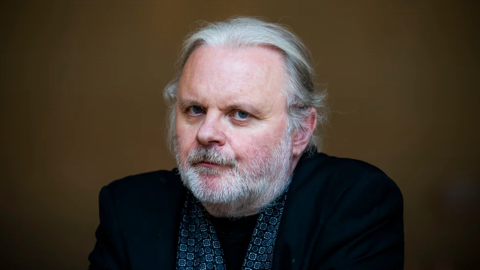 Den norske författaren och dramatikern Jon Fosse tilldelades förväntat årets Nobelpris i litteratur.
