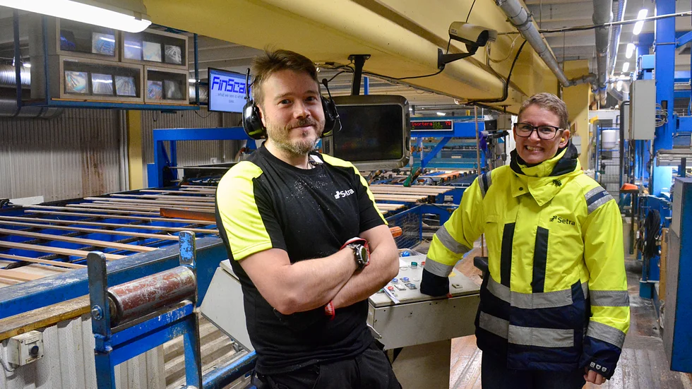 Ricky Forslund och Marlene Bergström är några av de 73 anställda på Setra i Malå. Styrkan bantades i början av året, men målet är att expandera.