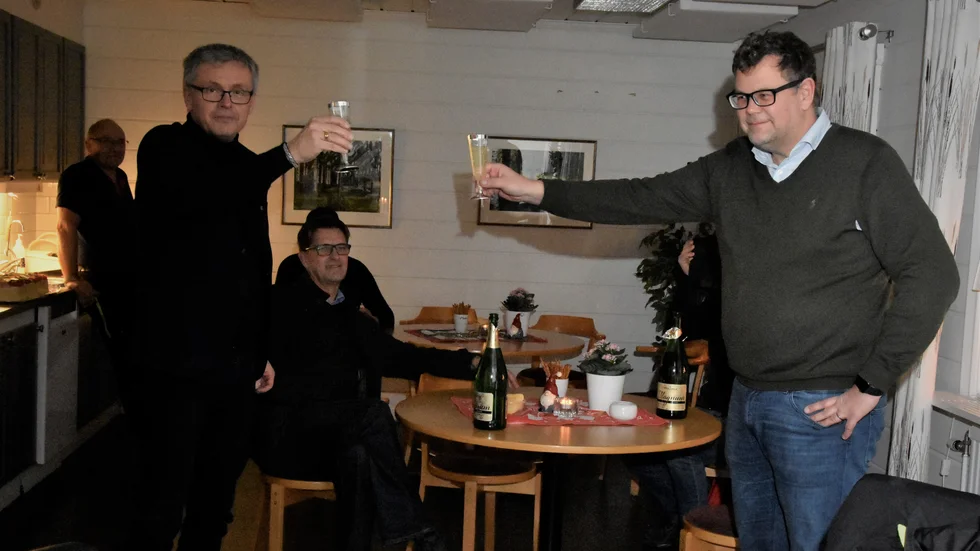 Kommunalrådet Tommy Nilsson (S) och ägarrepresentanten Paul Björnsson skålar. Att sågen startar upp igen betyder mycket för kommunen, menar Nilsson. "Det är ju ett stort symbolvärde", säger han.