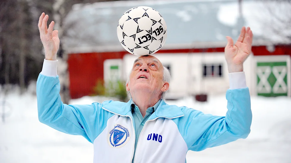 Uno Lindström, 83, har haft fotbollen i fokus i hela sitt liv.  Första gången hans bolltrolleri uppmärksammades i media var för 65 år sedan. Då klarade han nämligen att jonglera 10 000 tillslag för första gången. Sedan rullade det på och han nådde flera värlsrekord.