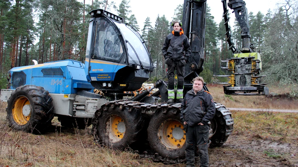 Energiskördaren används för att röja beten, skogsvägar, åkerskanter och diken. På maskinen står Robin Adolfsén, framför står Ronnie Adolfsén. 