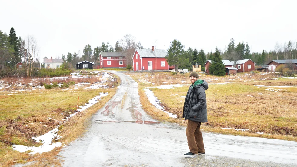 Bo Johan Sörensen arbetar med att hitta den perfekta inspelningsplatsen för olika filmprojekt – samtidigt som han skapar egen film. 