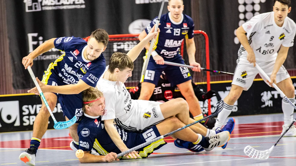 Timmy Lindquist till vänster lånades in under 2021 från Lerberg. Nu återvänder backen till Ica Maxi Arena.
