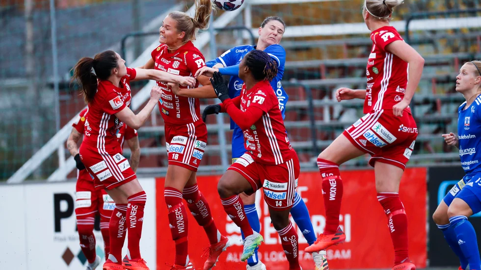 Piteå hoppas kunna spela dagens match utomhus trots snöväder. Arkivbild.