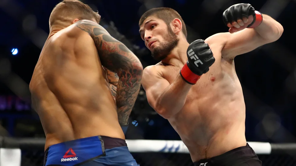 Nurmagomedov, till höger, lägger handskarna på hyllan.