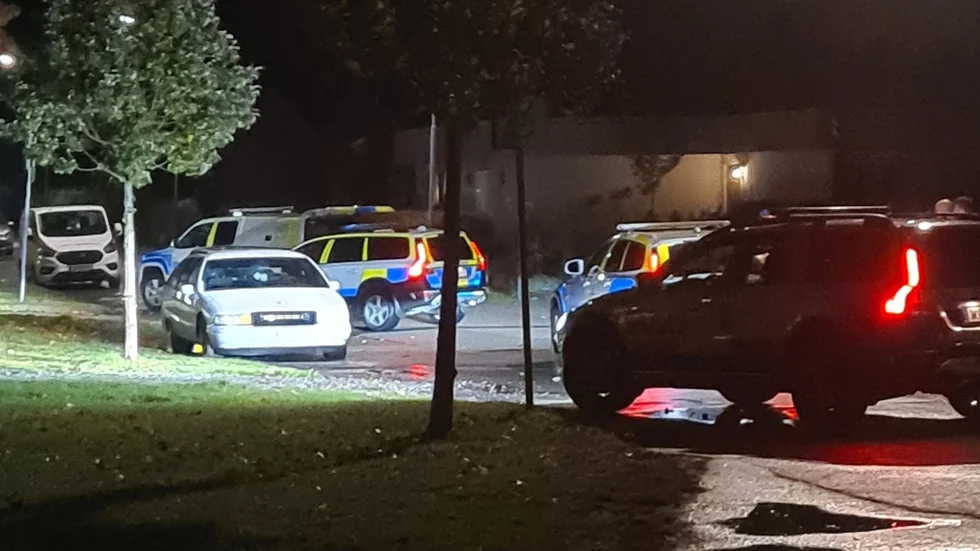 Flera patruller larmades till Åkers styckebruk efter larm om skottlossning.