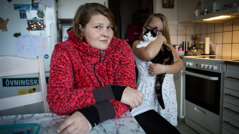 Sara Björklund och dottern Jasmine fryser i sin lägenhet hos Kuststaden.