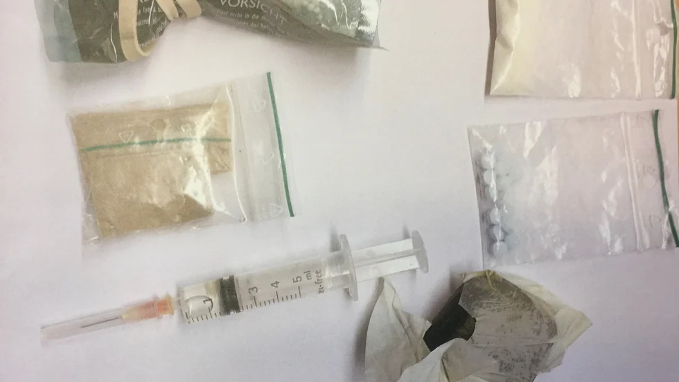 När mannen greps vid tågperrongen bar han i en ryggsäck 6 gram heroin, 27 gram amfetamin, 30 gram hasch samt narkotikaklassade läkemedel. Speciellt heroin har ett högt straffvärde.