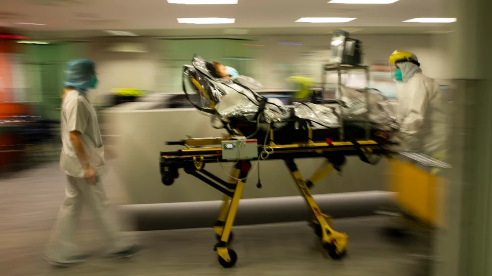 Vårdpersonal tar hand om en covidpatient i Liège i Belgien.
