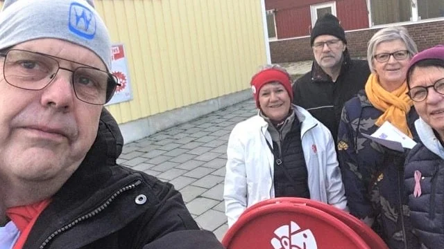 Det här gänget från Piteå Norra S-förening bjöd in till ett öppet möte på Porsnästorget i Norrfjärden.