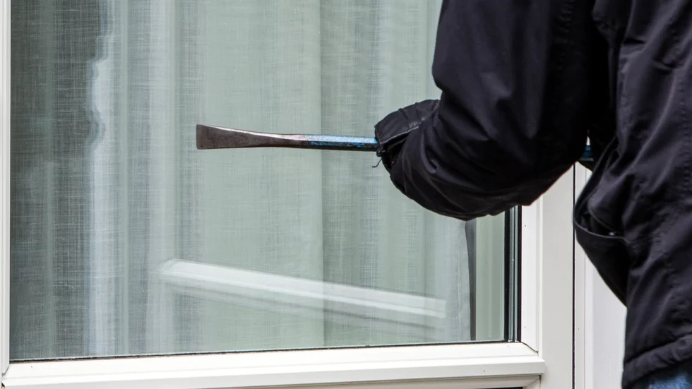 En eller flera okända gärningspersoner har tagit sig in i en bostad i Vimmerby kommun och stulit elektronik. Mycket tyder också på att vederbörande bott i bostad när familjen var bortrest en längre tid.