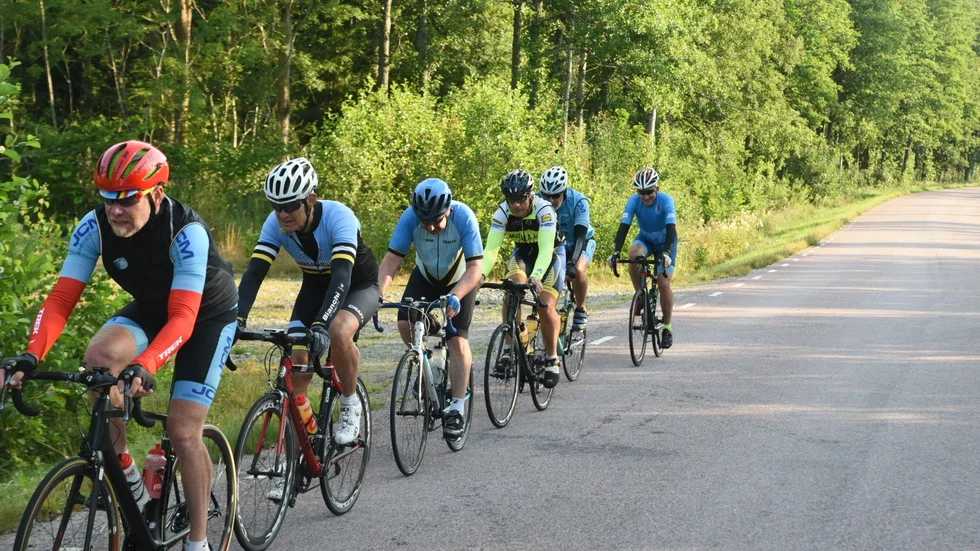 Cykling i grupp blir det i träningsrundan runt Boren på söndag. Här gänget som åkte runt Vättern i vänstervarv i somras.