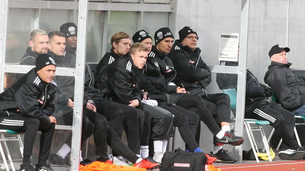 Alvin Gamelius, här på bänken i Motala AIF bredvid Elmer Civgin, kan vara aktuell att lämna Maif för LSW i division 4. 