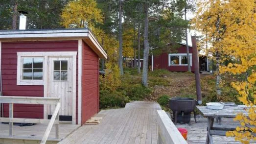 Den så kallade "Arjeplogsstugan" består av två stugor samt bastu nere vid vattnet. 