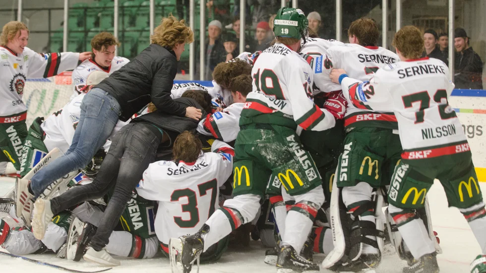 Så här mycket jubel brukar det vara på isen på Rosvalla efter finalen i ett JSM-slutspel. Nu har NSK pånytt fått förtroendet att arrangera tävlingen.
