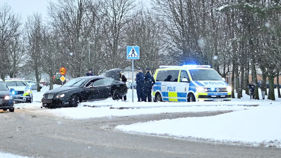 Enligt polisen ska en bil i inte ha stannat i samband med en kontroll.