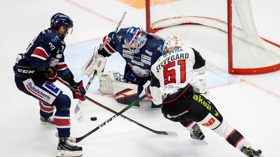 Niklas Lundström stoppar Emil Sylvegård.