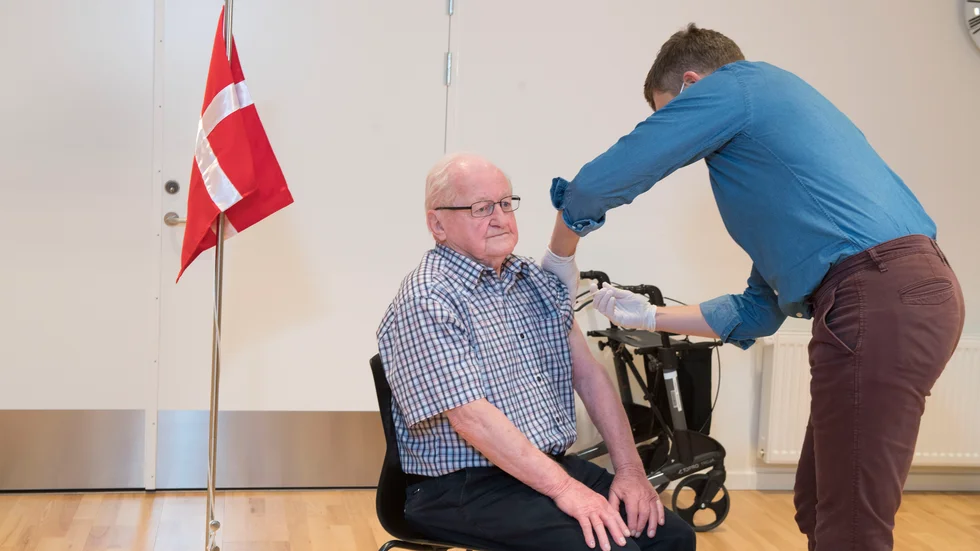 Danmark har kommit igång med vaccinationen mot covid-19. Här sker en av vaccineringarna den första dagen, den 27 december, i Ålborg.