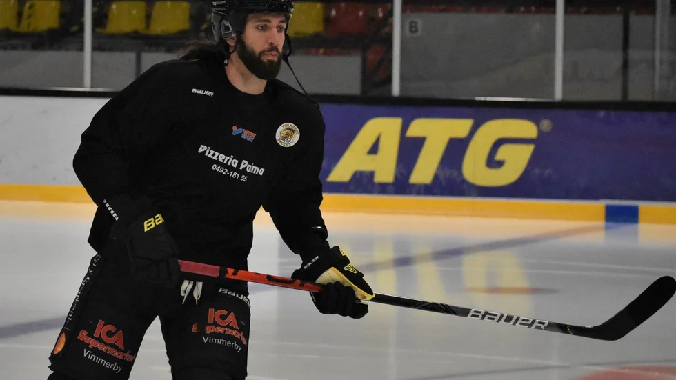 Det blir ingen debut för nye kanadensaren Josh Brittain i bortamatchen mot Huddinge. Han är inte spelklar. 