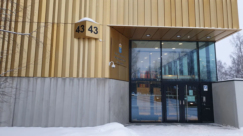 En 19-årig man häktades på onsdagen misstänkt för dådet på ett asylboende i Boden i söndags.