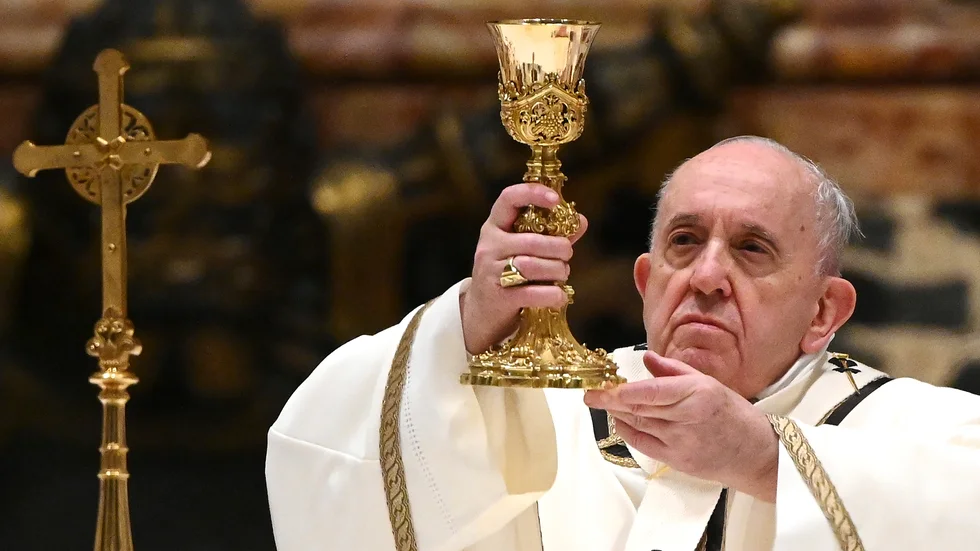 Påven Franciskus firar mässa i Peterskyrkan på julafton.