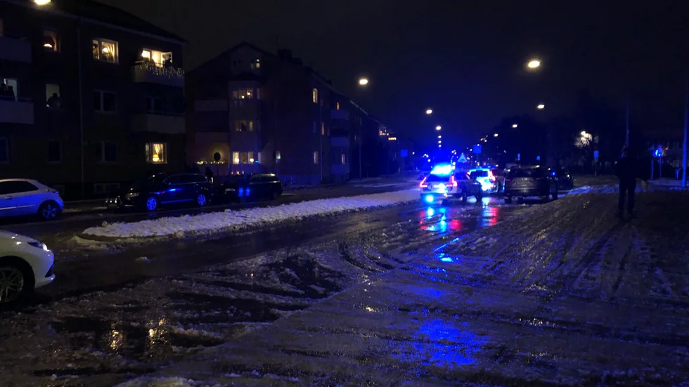 Under måndagskvällen kallades polisen till Albrektsvägen efter larm om ett pågående bråk.